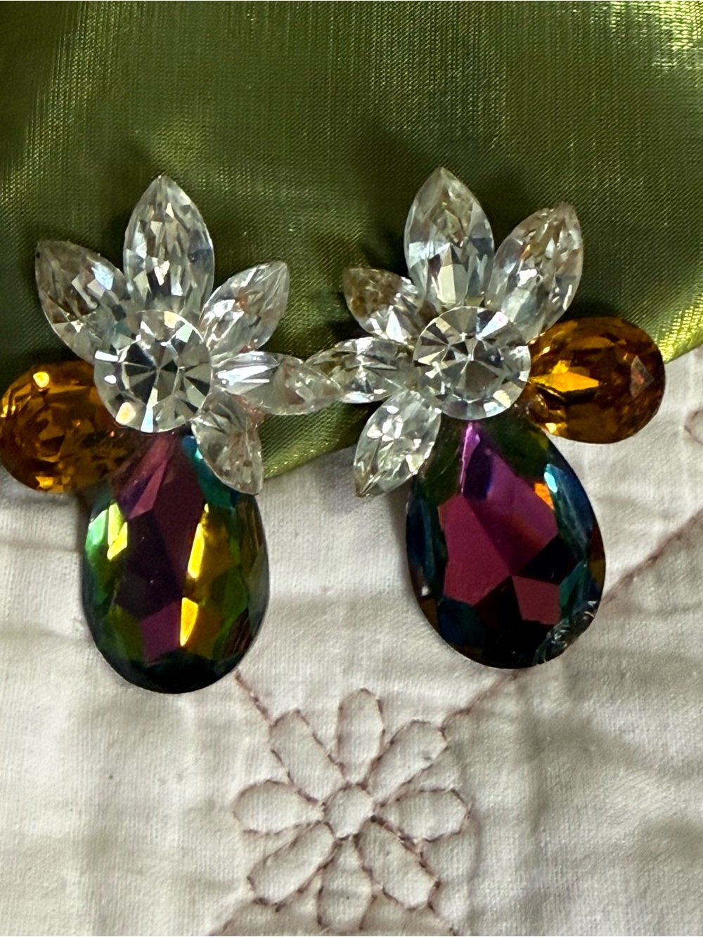 Rare vintage signed Wendy Gell 80s runway chunky Aurora Borealis earrings - Picture 3 of 3